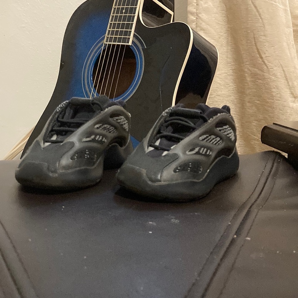 Yeezy hardly worn 6c